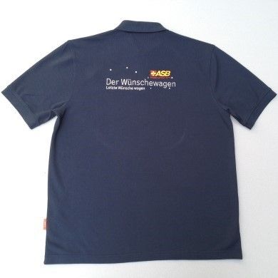 Polo-Shirt HAKRO in Farbe tinte, Rückansicht mit Stick "Der Wünschewagen"