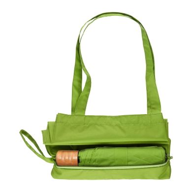 Grüne Tragetasche mit integriertem Fach, darin ein zusammengefalteter Schirm mit Holzgriff, beide aus recyceltem Material.