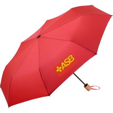 Roter Taschenschirm mit gelbem ASB-Logo und Holzgriff, aufgespannt und schräg fotografiert vor weißem Hintergrund.