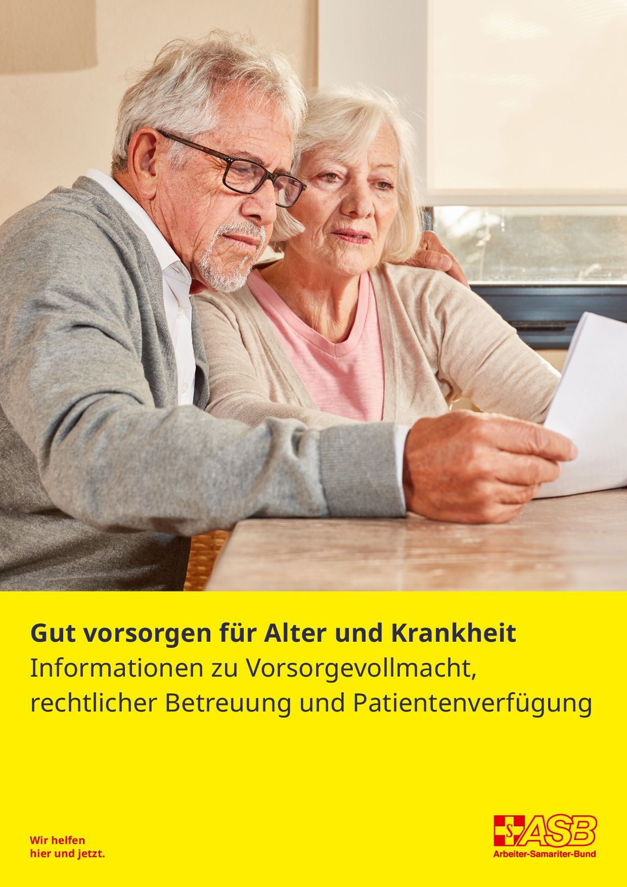 Älteres Paar liest gemeinsam ein Dokument; darunter ASB-Titel: „Gut vorsorgen für Alter und Krankheit“ mit Infos zu Vollmacht und Verfügung.