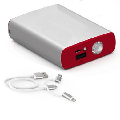 Silber-rote Powerbank mit USB-Anschluss, Taschenlampe und passendem Ladekabel mit drei verschiedenen Steckern.
