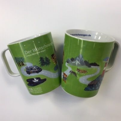 Zwei grüne Tassen mit bunter Illustrationsstraße und Motiven rund um den Wünschewagen, ASB-Logo…
