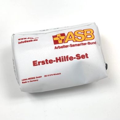 Weißes Erste-Hilfe-Set mit ASB-Logo und roter Aufschrift.